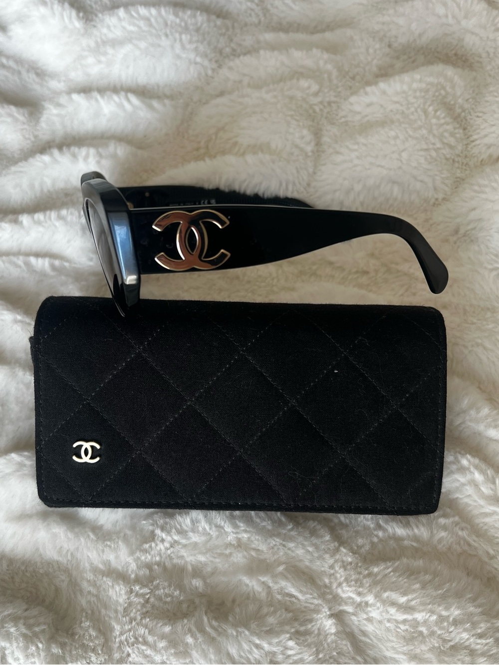 CHANEL Black Cat-Eye Sunglasses with Brown Gradient Lenses - Picture 2 of 3